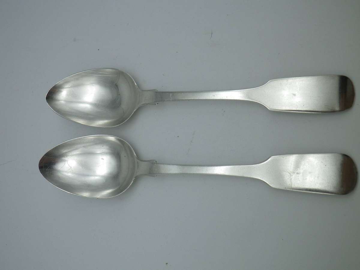 Pair IRISH SILVER fiddleback spoons. Dublin, 1846 William Cummins. 16 cm 44g