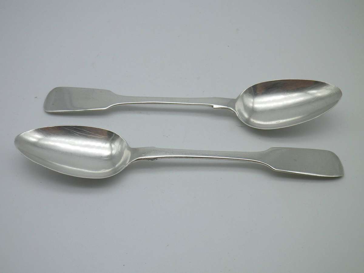 Pair IRISH SILVER fiddleback spoons. Dublin, 1846 William Cummins. 16 cm 44g