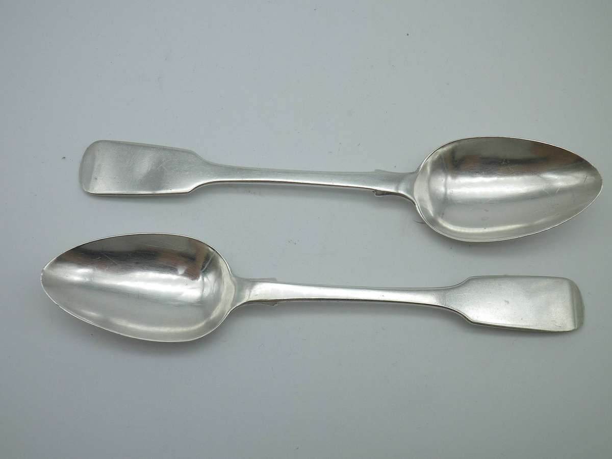 Pair IRISH SILVER fiddleback spoons. Dublin, 1846 William Cummins. 16 cm 44g
