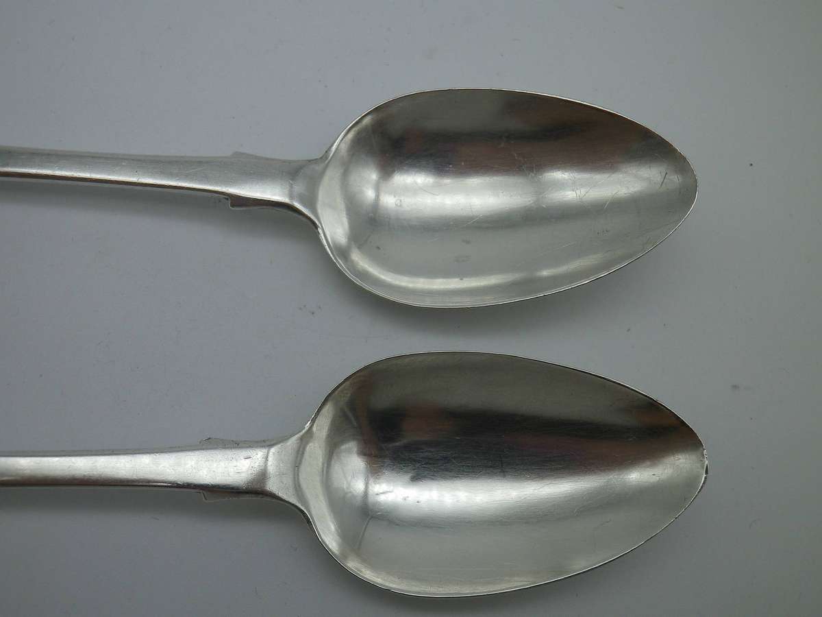 Pair IRISH SILVER fiddleback spoons. Dublin, 1846 William Cummins. 16 cm 44g