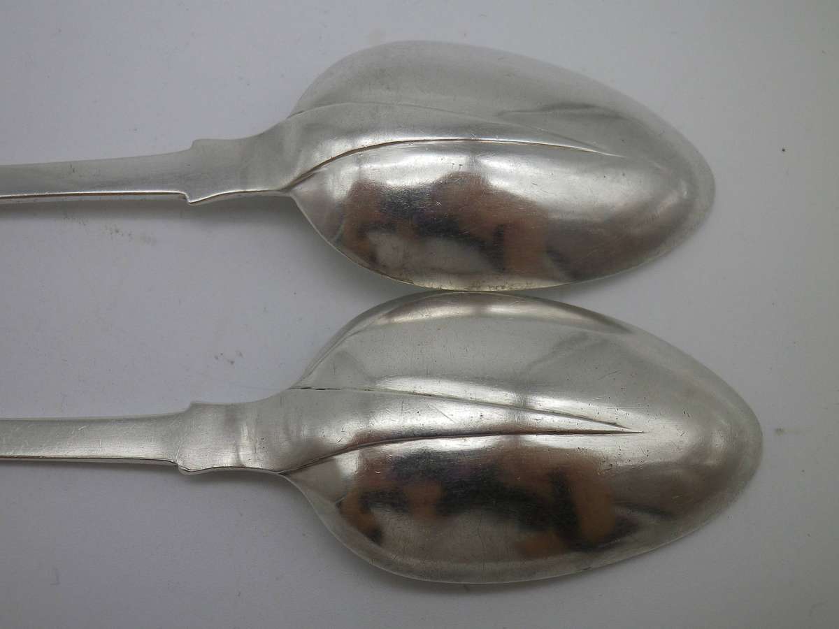 Pair IRISH SILVER fiddleback spoons. Dublin, 1846 William Cummins. 16 cm 44g