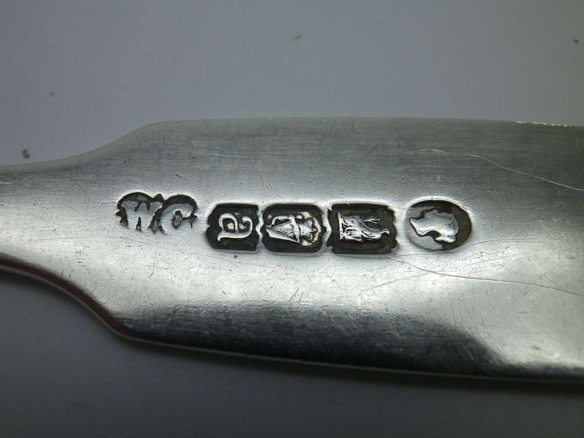 Pair IRISH SILVER fiddleback spoons. Dublin, 1846 William Cummins. 16 cm 44g