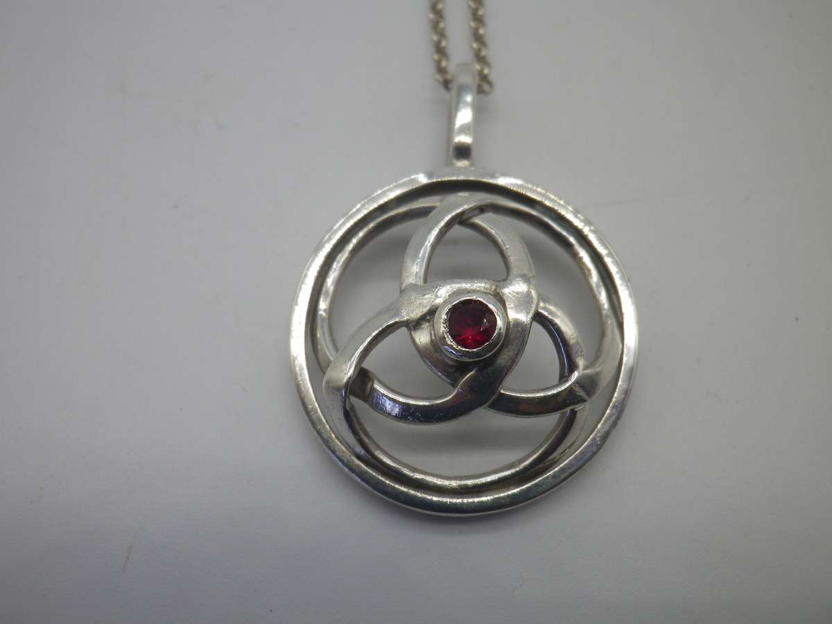 Vintage Sterling Silver CELTIC KNOT PENDANT with a little red stone, on silver Chain. 7.85g