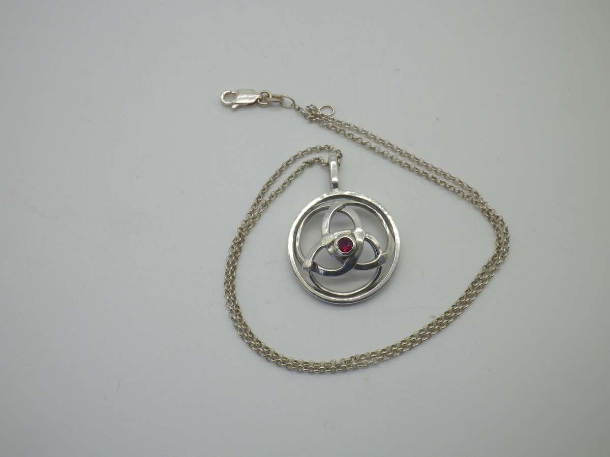 Vintage Sterling Silver CELTIC KNOT PENDANT with a little red stone, on silver Chain. 7.85g