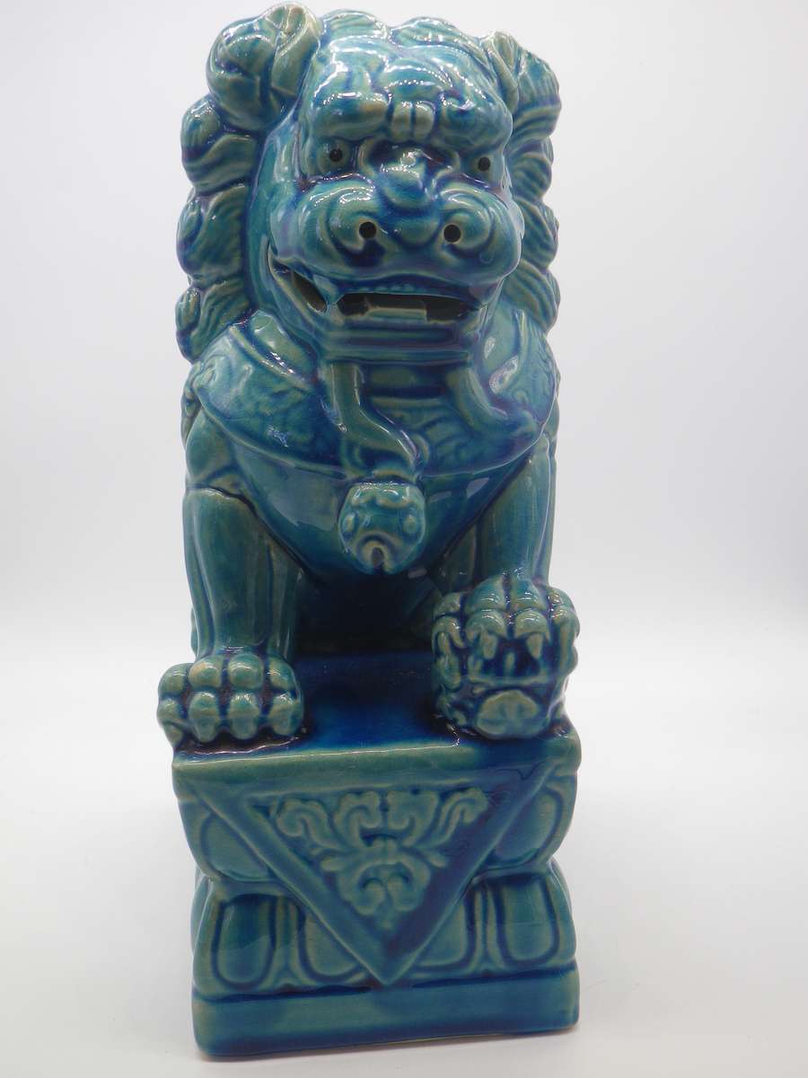 FOR FANGSA ONLY PLEASE! LARGE ORIENTAL CERAMIC TEMPLE LION . 25CM TALL