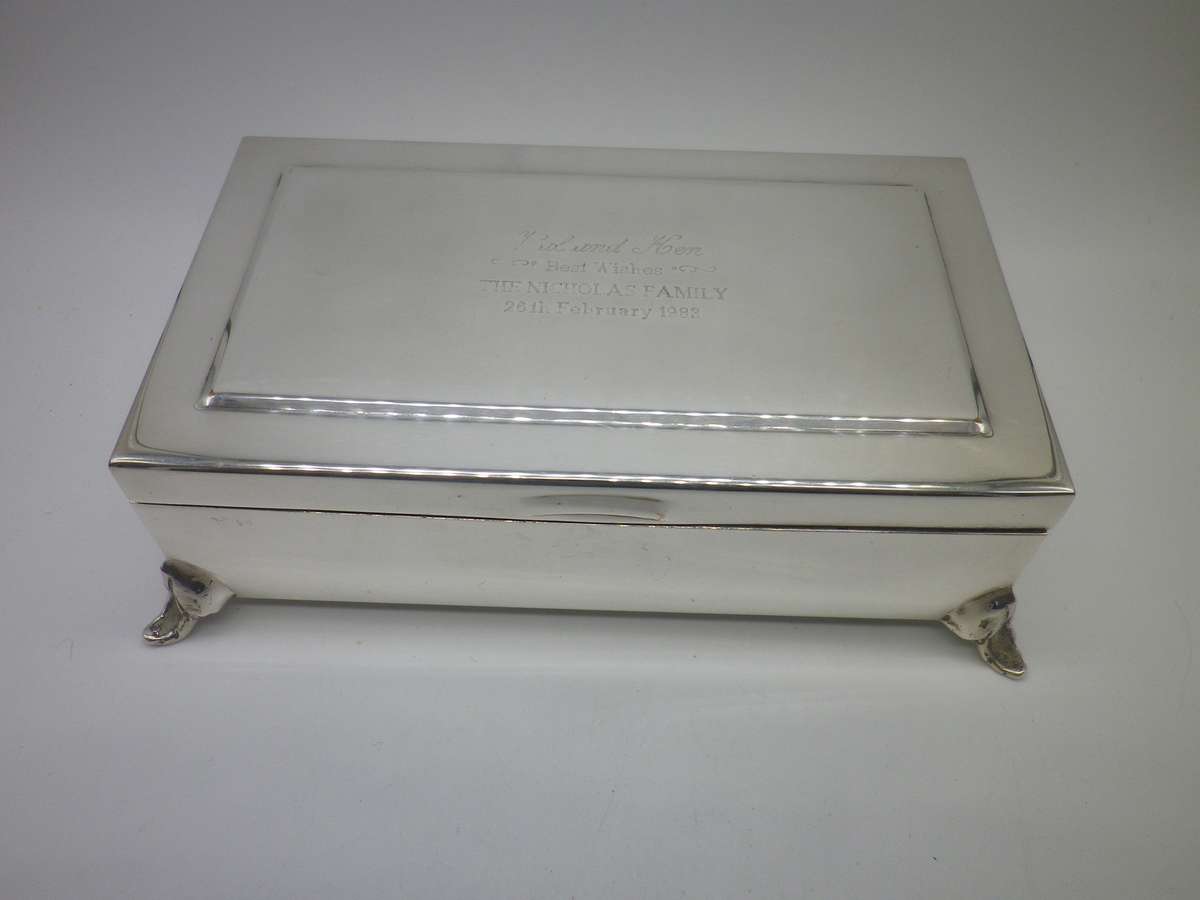 Beautiful Vintage Silver Plated cigarette or jewelery box. Footed. 19.5x10x5.5cm