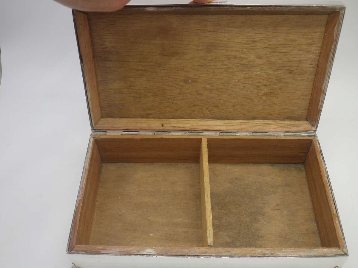 Beautiful Vintage Silver Plated cigarette or jewelery box. Footed. 19.5x10x5.5cm