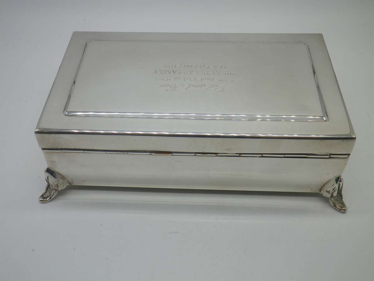 Beautiful Vintage Silver Plated cigarette or jewelery box. Footed. 19.5x10x5.5cm