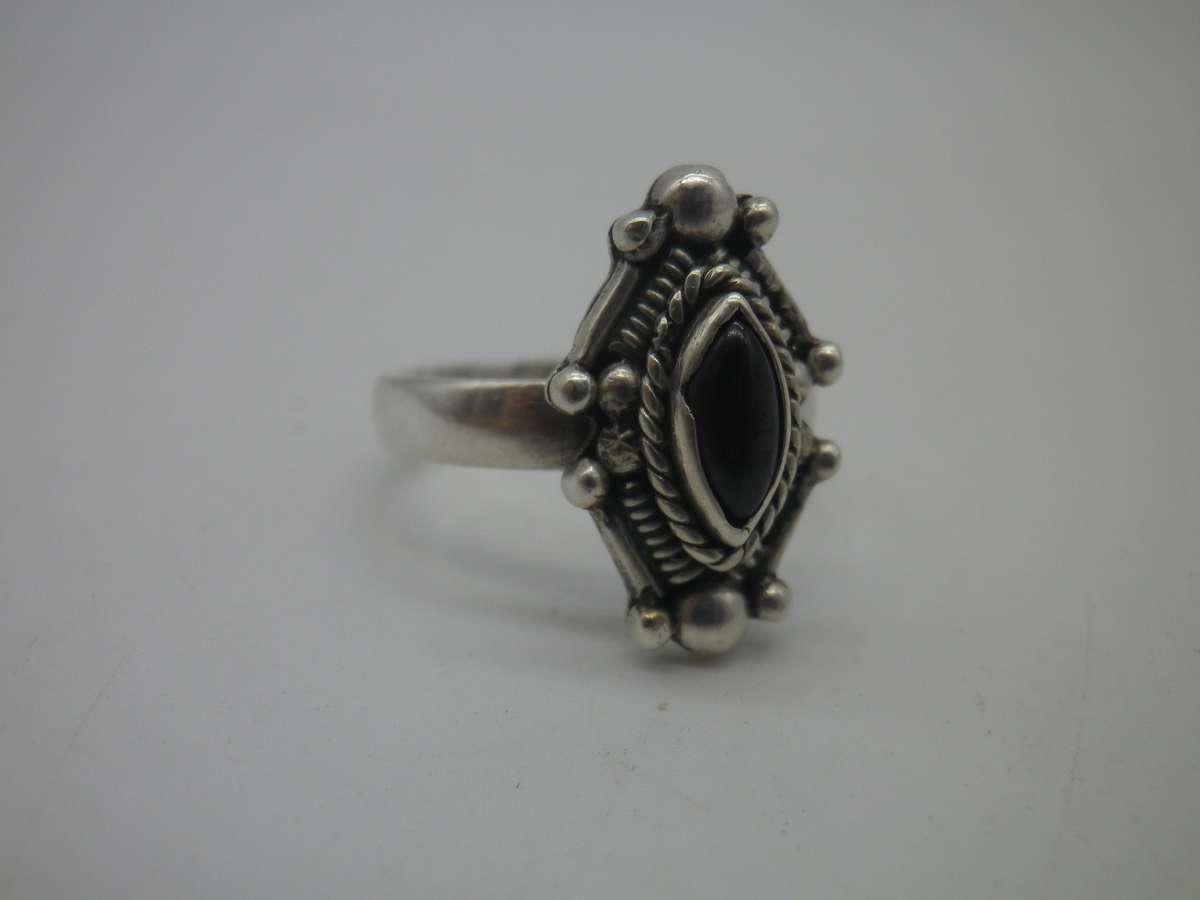 Vintage Sterling Silver & GARNET ring. Size O. 4.49 grams