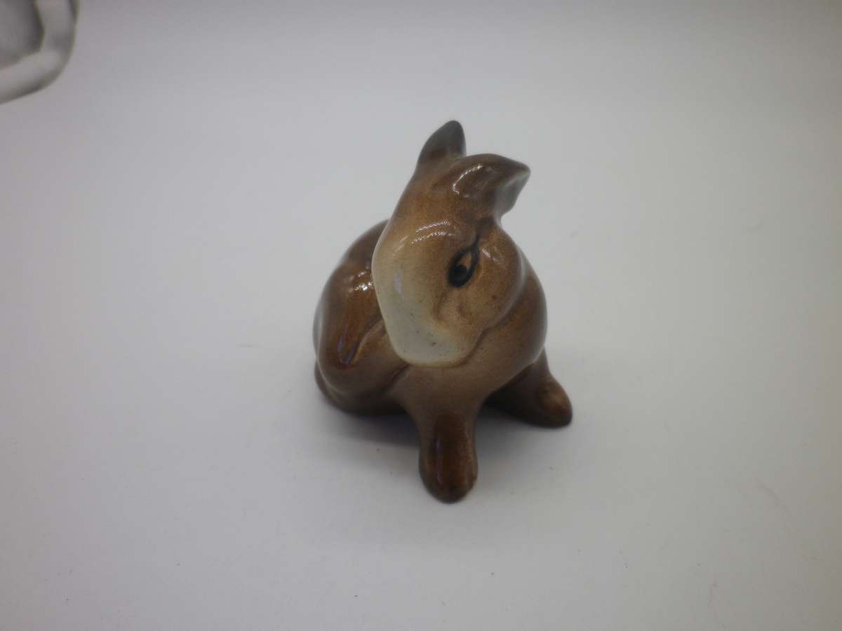 SMALL BESWICK VINTAGE BUNNY SCRATCHING FIGURINE 824 MADE IN ENGLAND