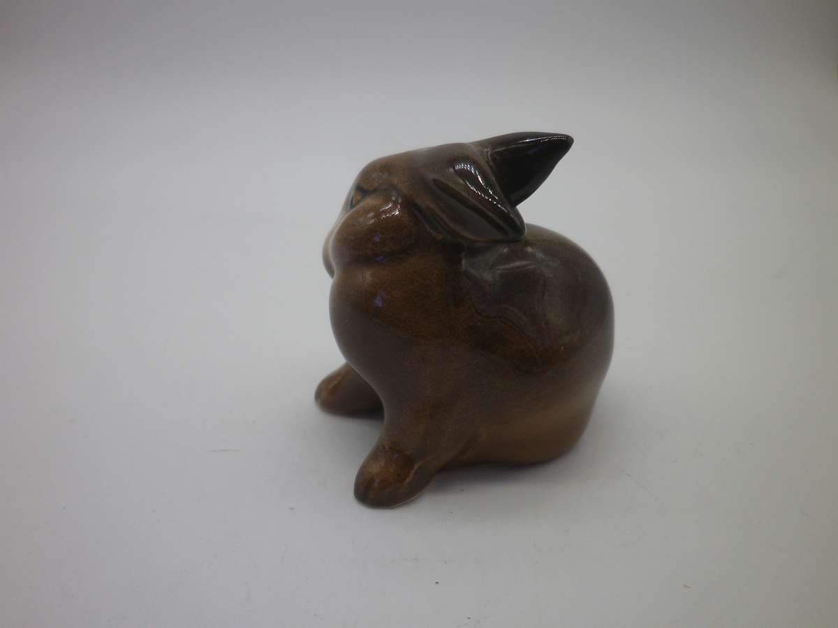 SMALL BESWICK VINTAGE BUNNY SCRATCHING FIGURINE 824 MADE IN ENGLAND