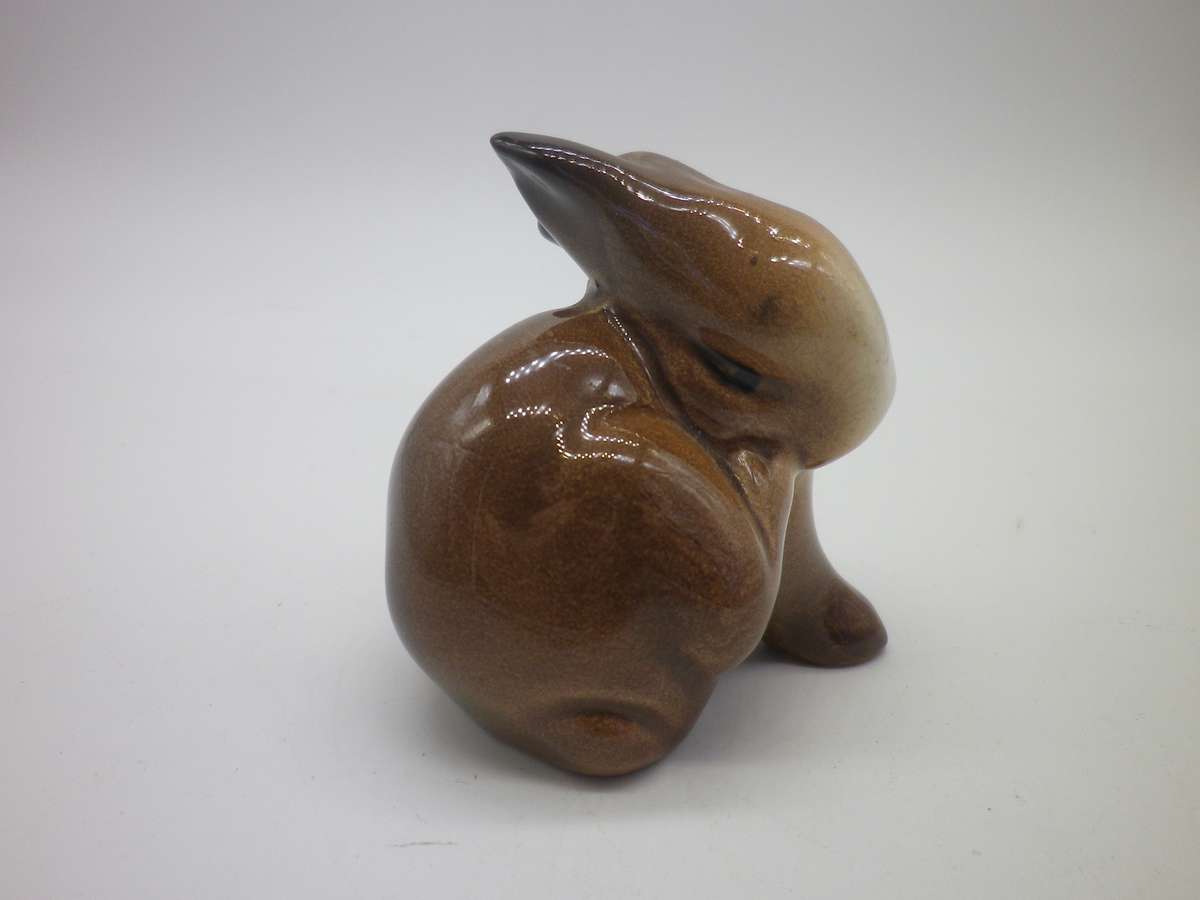 SMALL BESWICK VINTAGE BUNNY SCRATCHING FIGURINE 824 MADE IN ENGLAND