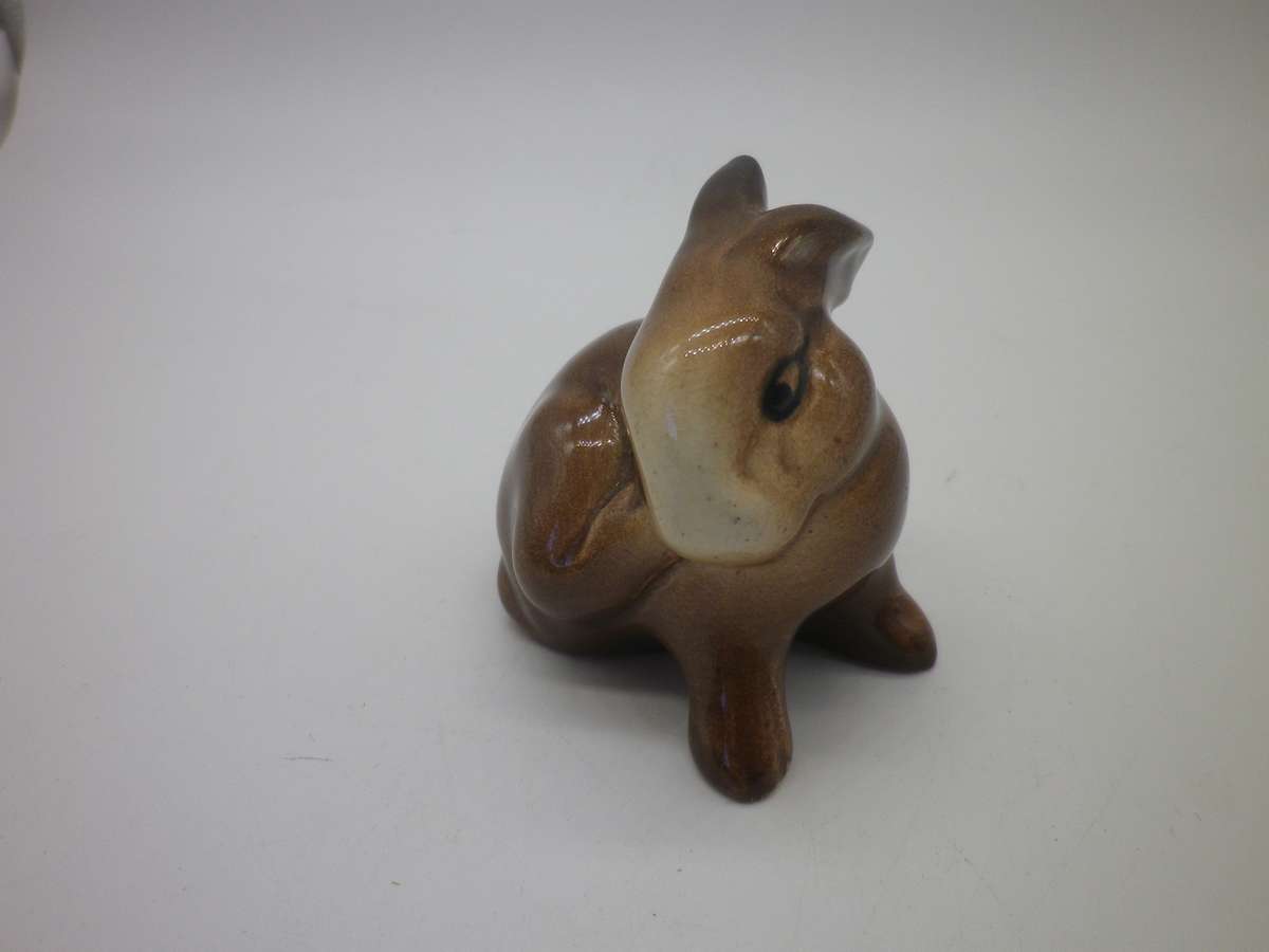SMALL BESWICK VINTAGE BUNNY SCRATCHING FIGURINE 824 MADE IN ENGLAND