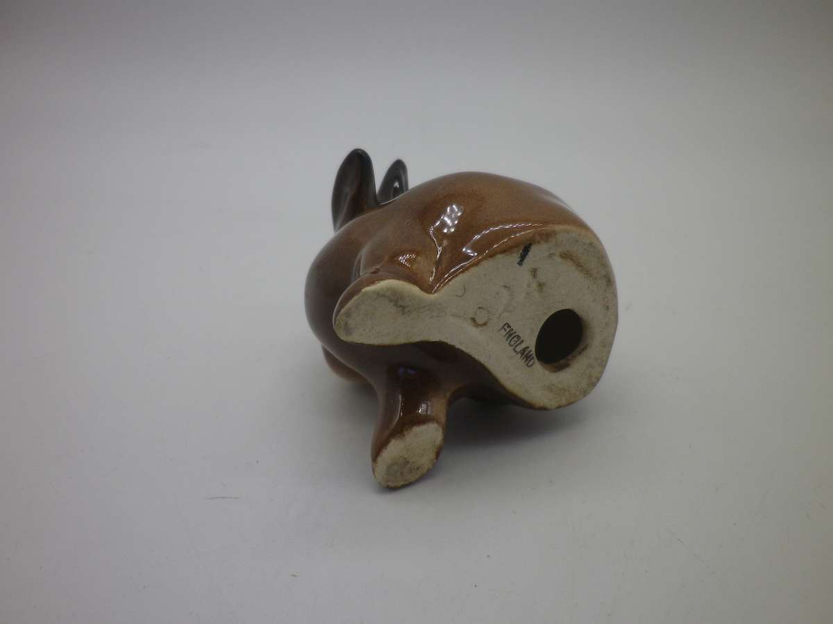 SMALL BESWICK VINTAGE BUNNY SCRATCHING FIGURINE 824 MADE IN ENGLAND