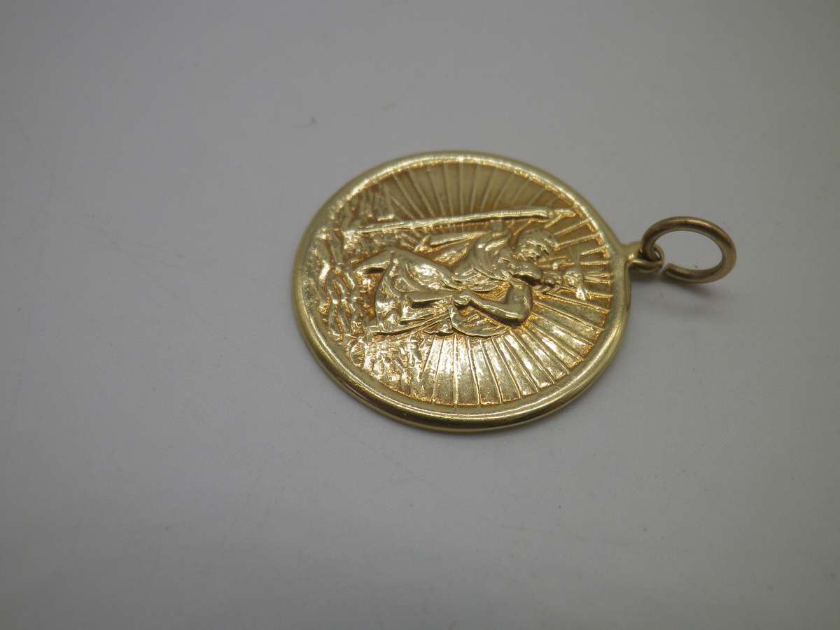 Vintage 9ct Yellow Gold Designer OBLO Beautiful St Christopher pendant. 12mm. 3.71g