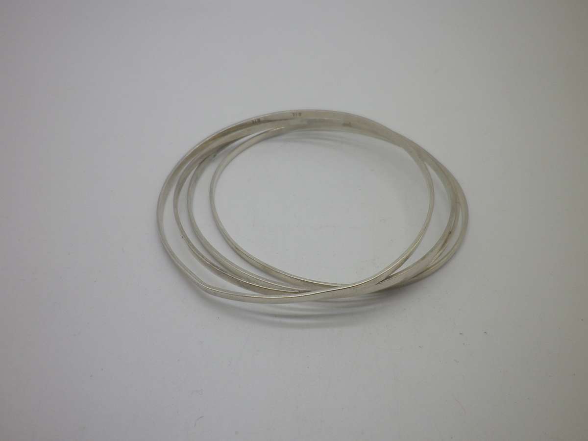 4 Sterling Silver Vintage Bangles. 15.96g 3mm wide. 6cm