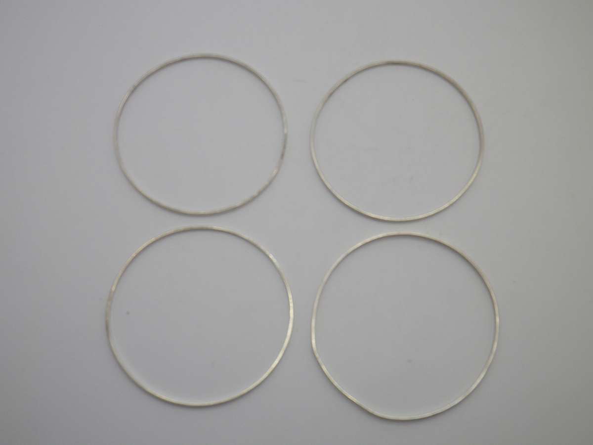 4 Sterling Silver Vintage Bangles. 15.96g 3mm wide. 6cm