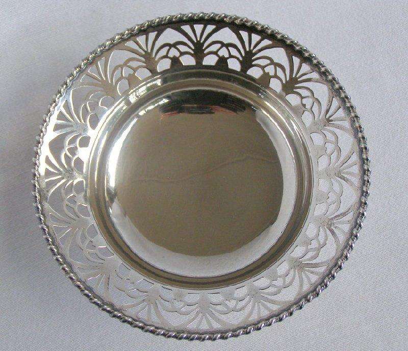 Hallmarked Sterling Silver Pedestal bon bon dish. Birmingham 1946 Adie Brothers & Co. 78 g