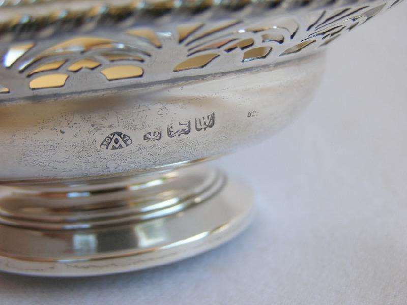 Hallmarked Sterling Silver Pedestal bon bon dish. Birmingham 1946 Adie Brothers & Co. 78 g