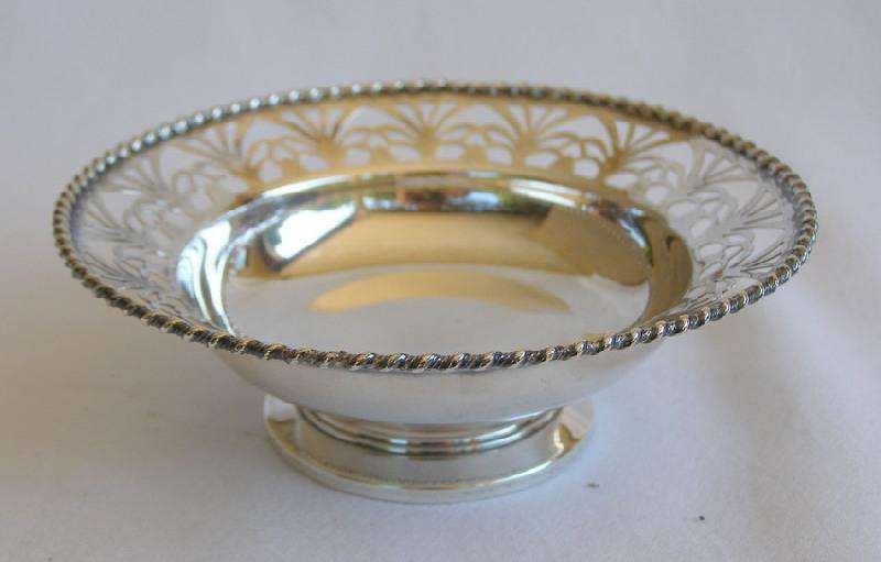 Hallmarked Sterling Silver Pedestal bon bon dish. Birmingham 1946 Adie Brothers & Co. 78 g