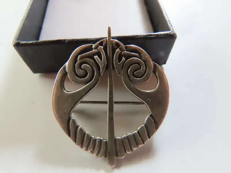 Sterling Silver CELTIC Design brooch or kilt pin. 4x3.8cm 6.55g