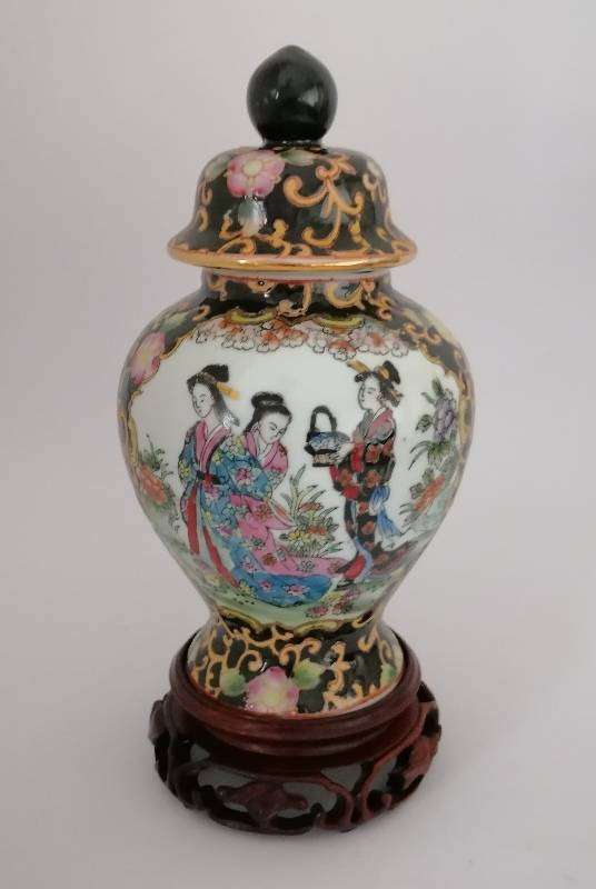 Satsuma Style c 1970s BWA lidded ginger jar with Geishas. 11 x 25cm