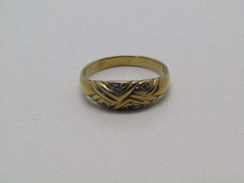 9ct Yellow Gold Vintage ring, with 4 white stones - possibly diamonds. Size: N. 2.57g