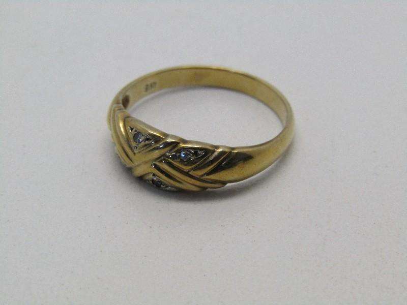 9ct Yellow Gold Vintage ring, with 4 white stones - possibly diamonds. Size: N. 2.57g
