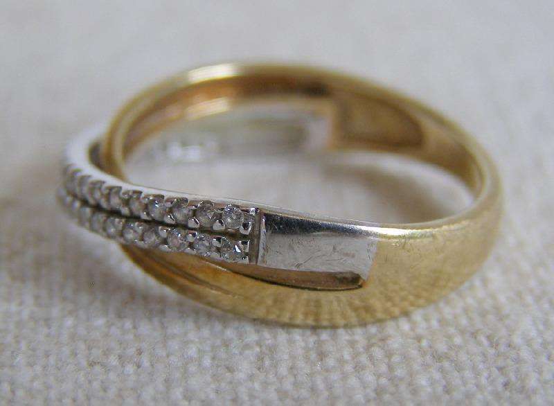 Gorgeous 9ct Gold cross over ring. 50 brilliant cut diamonds. Size O. 2.4g Valuation certificate.