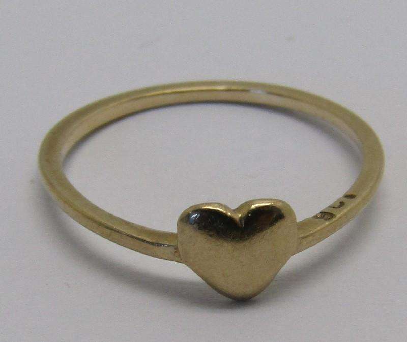 Adorable Dainty 9ct Yellow Gold HEART ring. Size: I. 0.77grams.