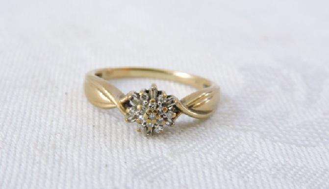 Vintage 9ct Yellow gold and Diamond ring. Size O. 2.3grams