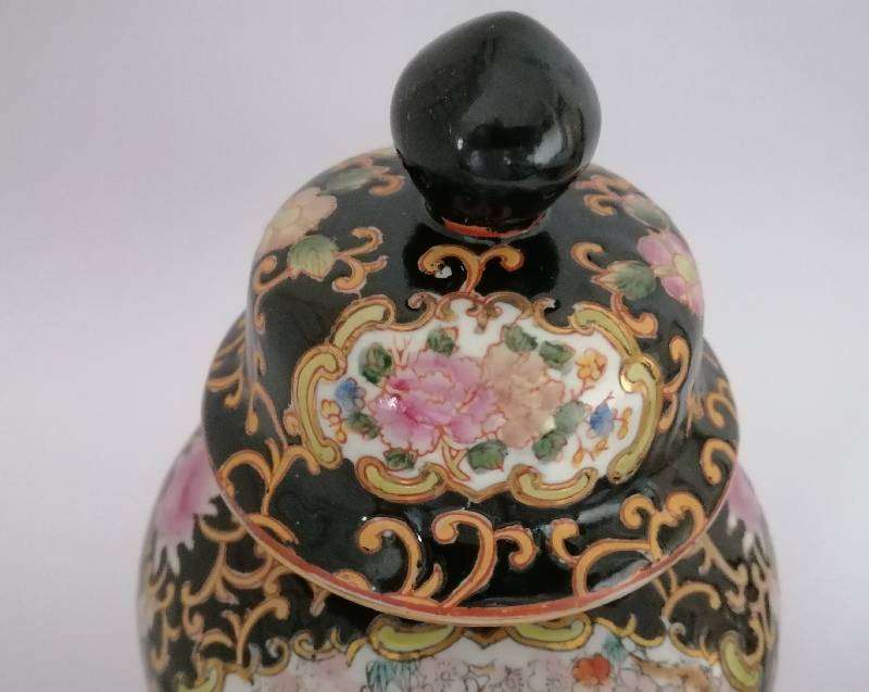 Satsuma Style c 1970s BWA lidded ginger jar with Geishas. 14 x 31cm