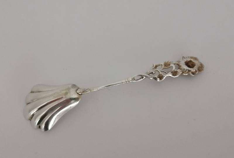 Pretty 835 German Silver ROSE HANDLE Sugar spoon with shell shape bowl. 10.8cm. 10.71g