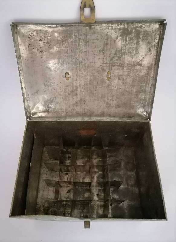 Dr de Haas Vintage Litographed Apothecary tin. 22cm RARE!!