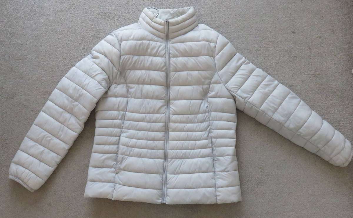 LADIES  LIGHT GREY PUFFER JACKET -   Size  medium -   Beautiful   LIGHT GREY