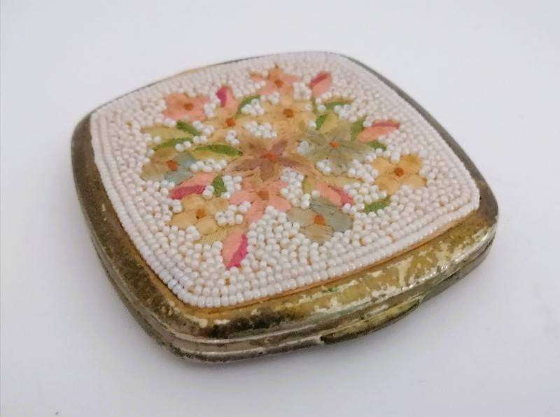 VINTAGE POWDER COMPACT WITH EMBROIDERED FLOWERS AND BEADS (TARNISHED) size: 8x8cm