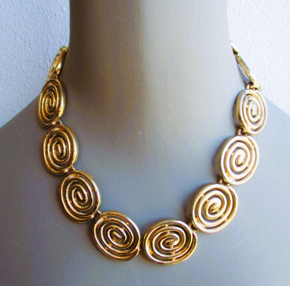 Brushed Gold Swirl Coil Link Choker style necklace 1990s. 40cm