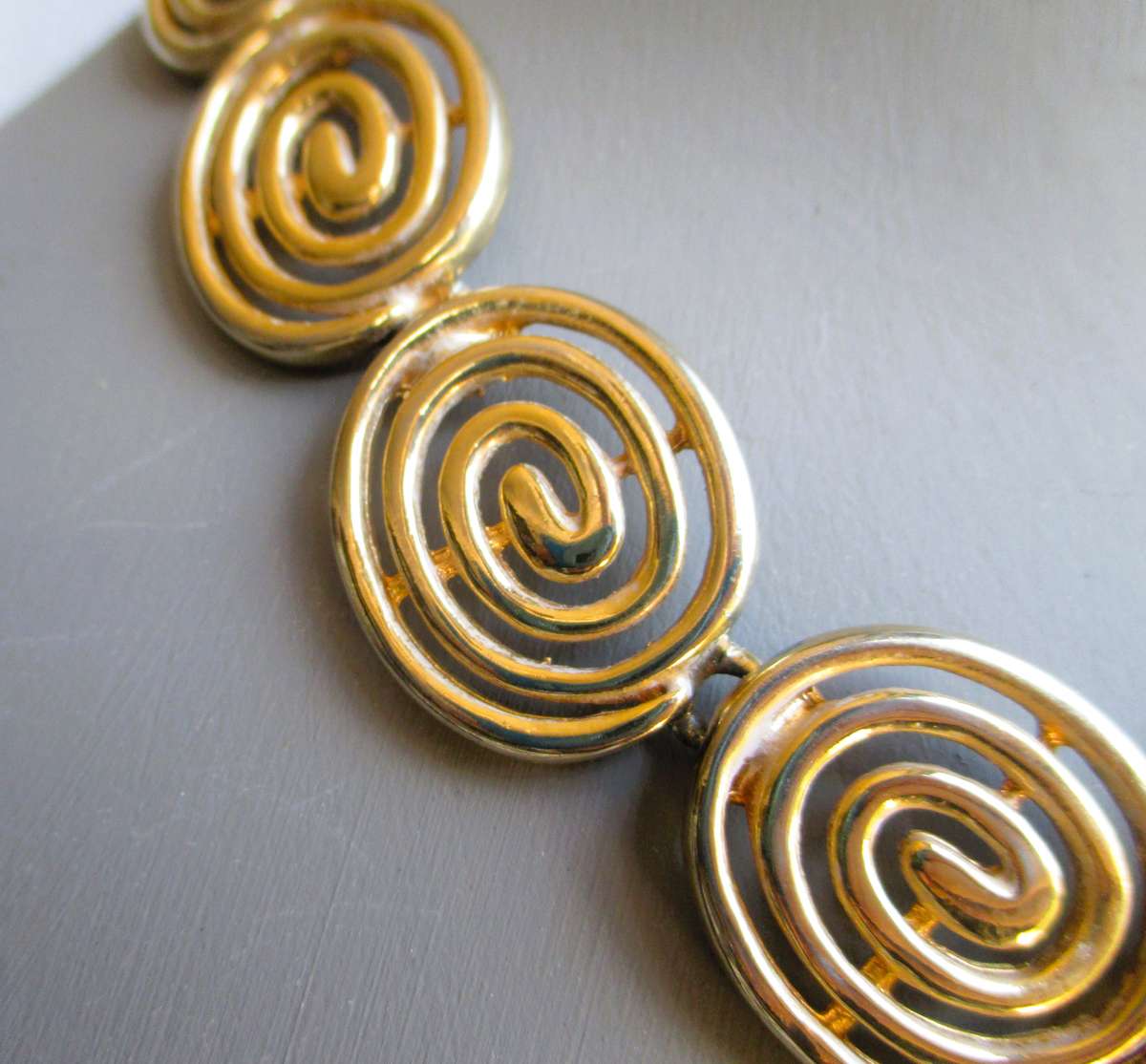 Brushed Gold Swirl Coil Link Choker style necklace 1990s. 40cm
