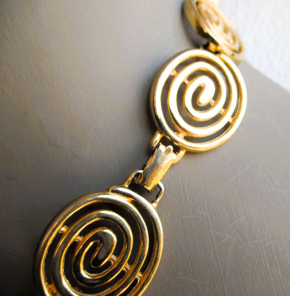 Brushed Gold Swirl Coil Link Choker style necklace 1990s. 40cm