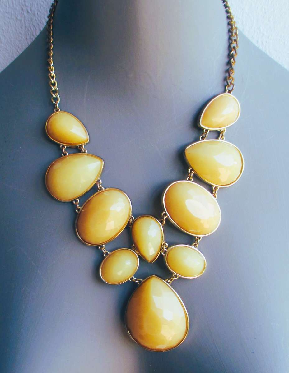 Vintage Cream and gold-tone chunky statement necklace. 40cm