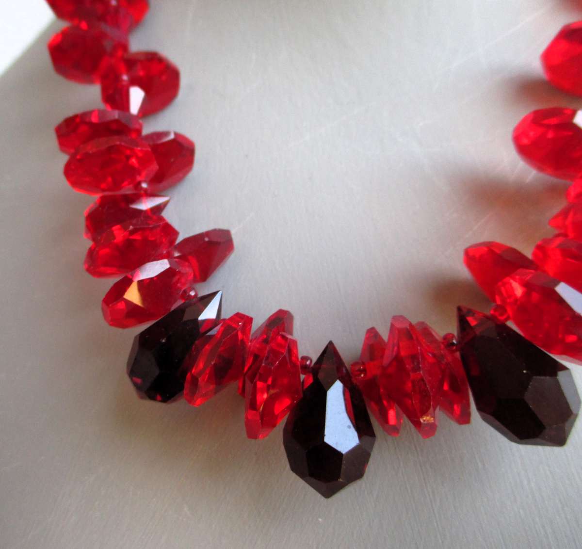 Vintage sparkling red glass crystals necklace. 40cm
