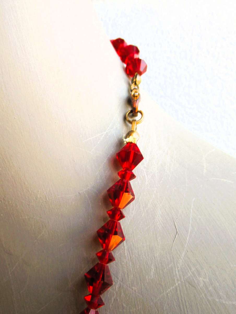 Vintage sparkling red glass crystals necklace. 40cm