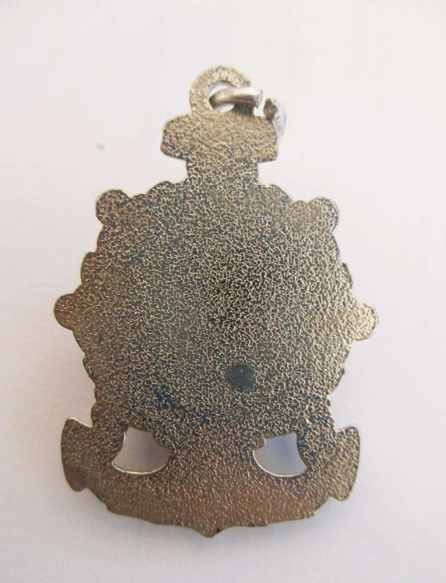 Vintage Ships Wheel Siler olor pndant with Blue centre. Lovely item. 40mm long.