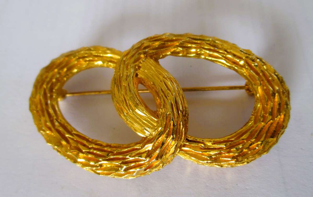 Vintage Gold Tone Interlocking Rings Brooch - Textured 60mm Diameter