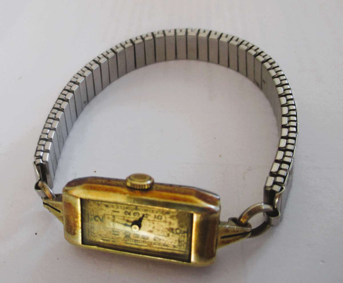 Swiss made 1930-1940 Ladies watch. Working. Not origan Strap. Face upper seems to be gold.