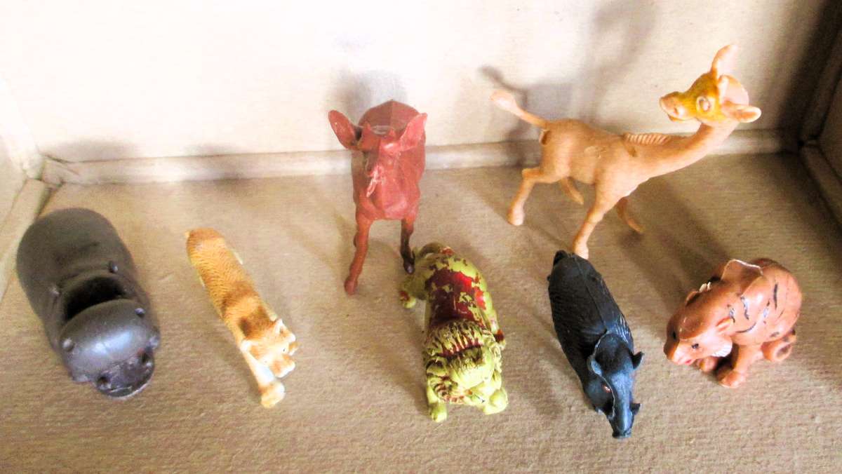 Lot of Vtg Plastic Farm Safari Zoo Animals. Scale as per photo.