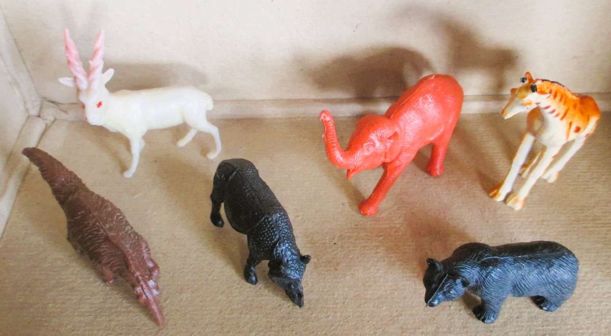 Lot of Vtg Plastic Farm Safari Zoo Animals. Scale as per photo.
