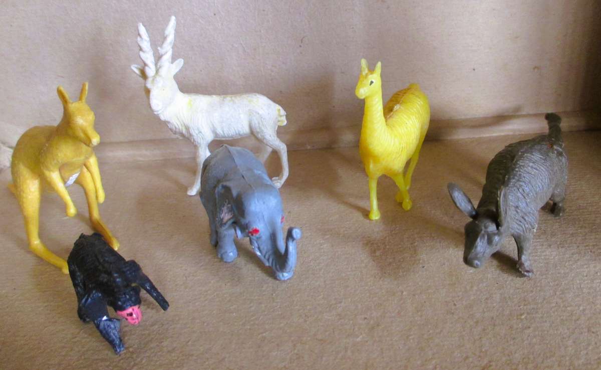 Lot of Vtg Plastic Farm Safari Zoo Animals. Scale as per photo.