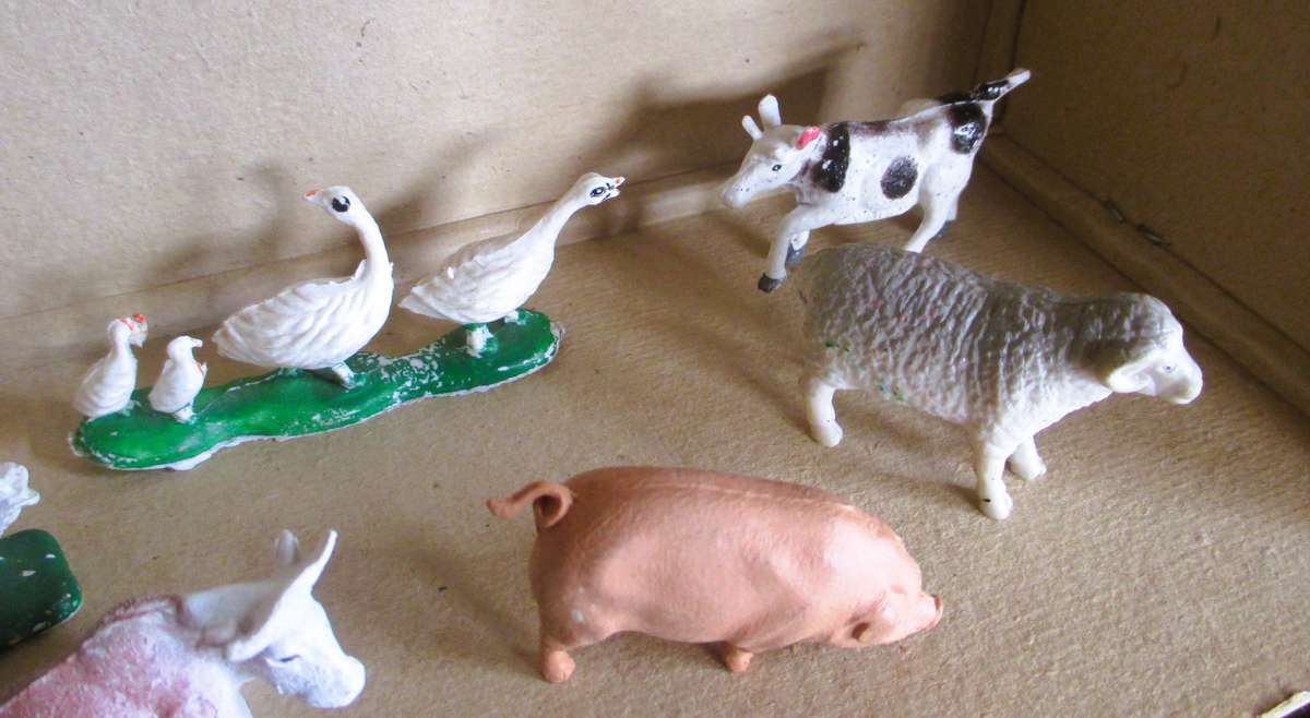 Lot of Vtg Plastic Farm Animals. Scale as per photo.