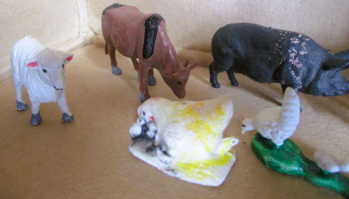 Lot of Vtg Plastic Farm Animals. Scale as per photo.